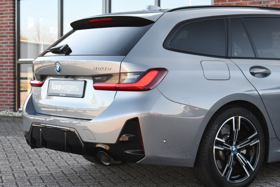 BMW 3 Serie Touring 320e M-Sport ACC HUD Sfeer Camera HiFi Stuurverw