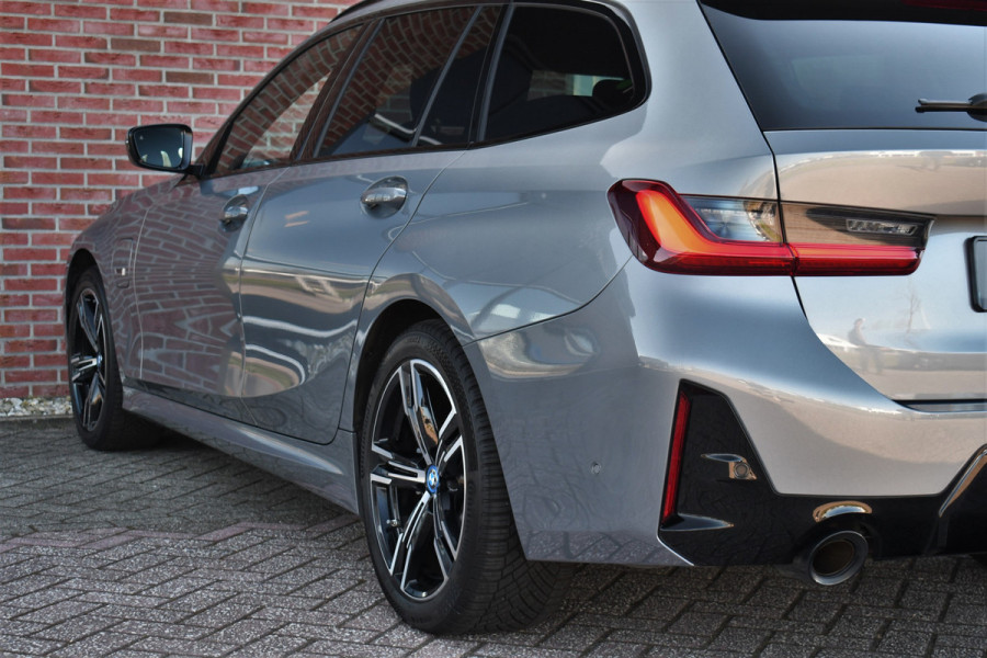 BMW 3 Serie Touring 320e M-Sport ACC HUD Sfeer Camera HiFi Stuurverw