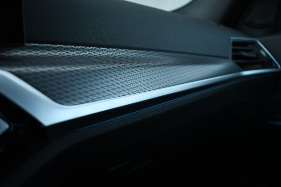 BMW 3 Serie Touring 320e M-Sport ACC HUD Sfeer Camera HiFi Stuurverw