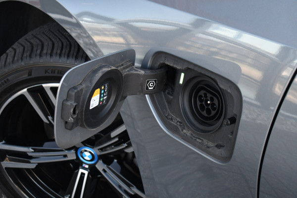 BMW 3 Serie Touring 320e M-Sport ACC HUD Sfeer Camera HiFi Stuurverw