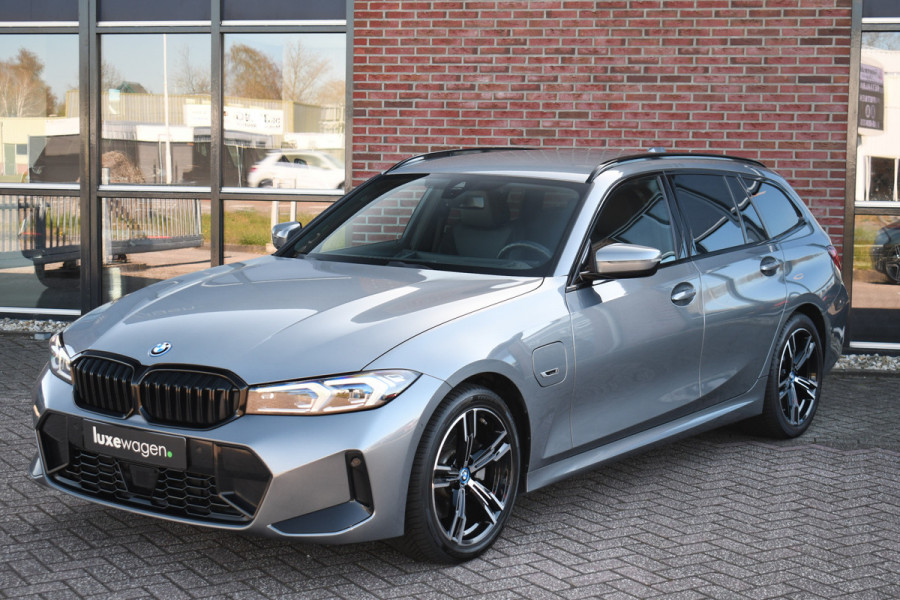 BMW 3 Serie Touring 320e M-Sport ACC HUD Sfeer Camera HiFi Stuurverw