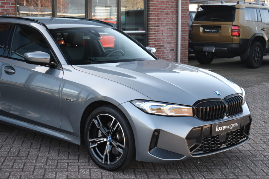 BMW 3 Serie Touring 320e M-Sport ACC HUD Sfeer Camera HiFi Stuurverw