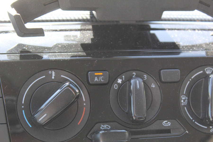 Volkswagen up! 1.0 BMT move up! , 5 deurs Airco , Cruise control , Stoelverwaming , DAB radio