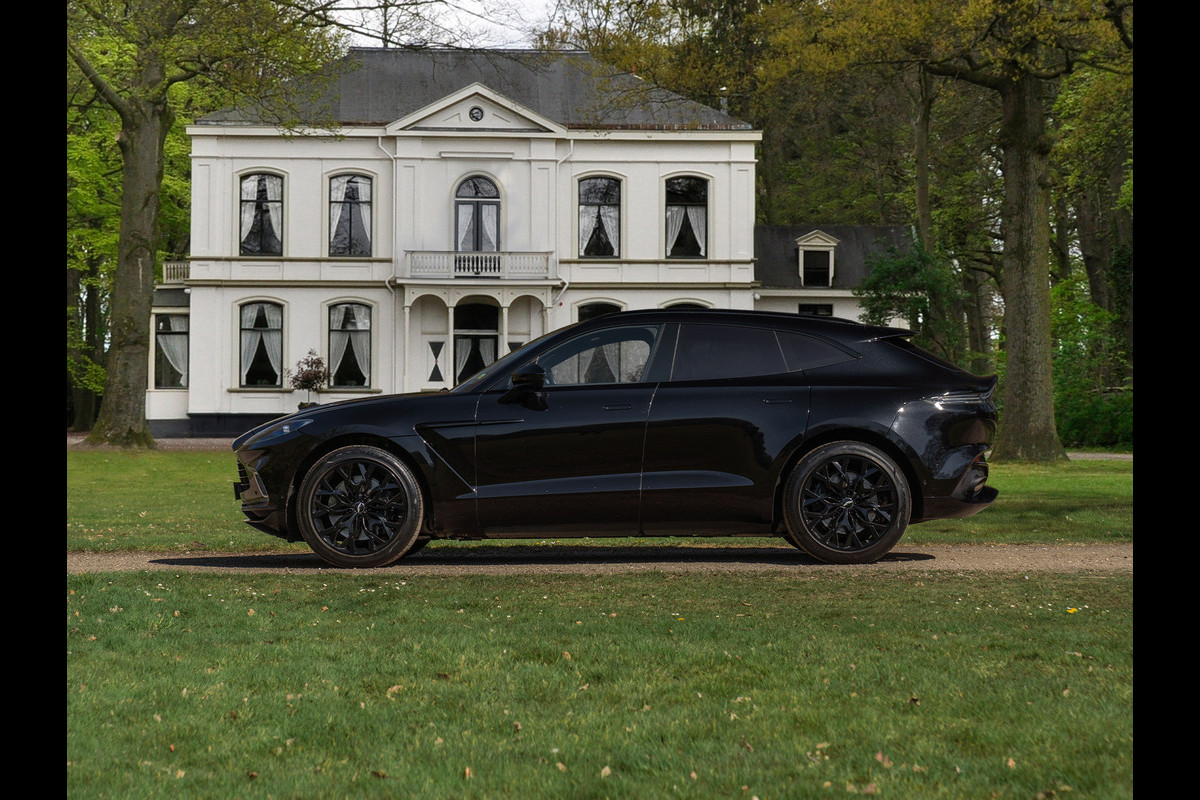 Aston Martin Dbx 550 4.0 V8 | Panoramadak | 360 cam | Premium Audio | Onyx Black | Carbon interior Aston Martin Dbx 550 4.0 V8 | Panoramadak | 360 cam | Premium Audio | Onyx Black | Carbon interior