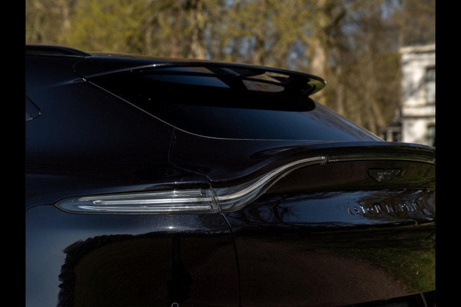Aston Martin Dbx 550 4.0 V8 | Panoramadak | 360 cam | Premium Audio | Onyx Black | Carbon interior