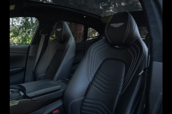Aston Martin Dbx 550 4.0 V8 | Panoramadak | 360 cam | Premium Audio | Onyx Black | Carbon interior