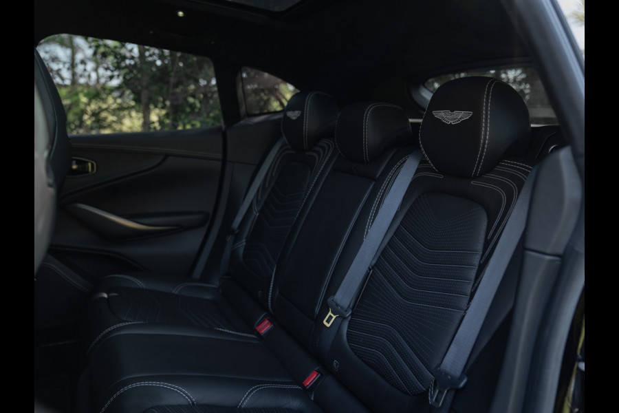 Aston Martin Dbx 550 4.0 V8 | Panoramadak | 360 cam | Premium Audio | Onyx Black | Carbon interior