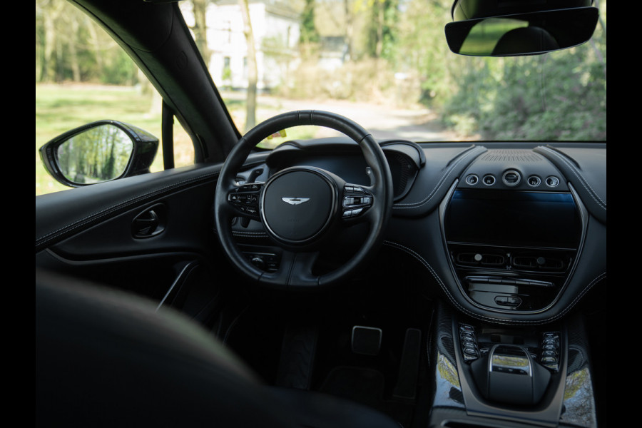 Aston Martin Dbx 550 4.0 V8 | Panoramadak | 360 cam | Premium Audio | Onyx Black | Carbon interior