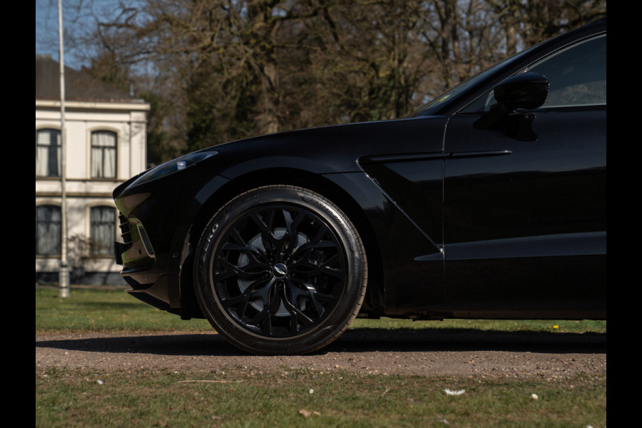 Aston Martin Dbx 550 4.0 V8 | Panoramadak | 360 cam | Premium Audio | Onyx Black | Carbon interior