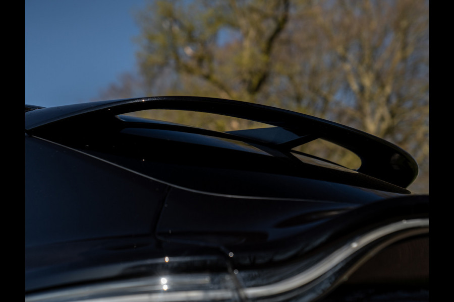 Aston Martin Dbx 550 4.0 V8 | Panoramadak | 360 cam | Premium Audio | Onyx Black | Carbon interior