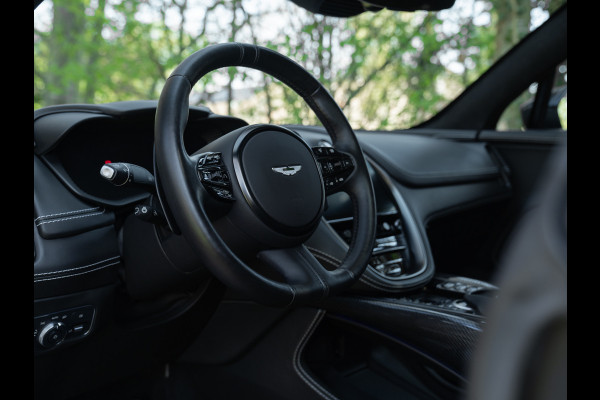 Aston Martin Dbx 550 4.0 V8 | Panoramadak | 360 cam | Premium Audio | Onyx Black | Carbon interior