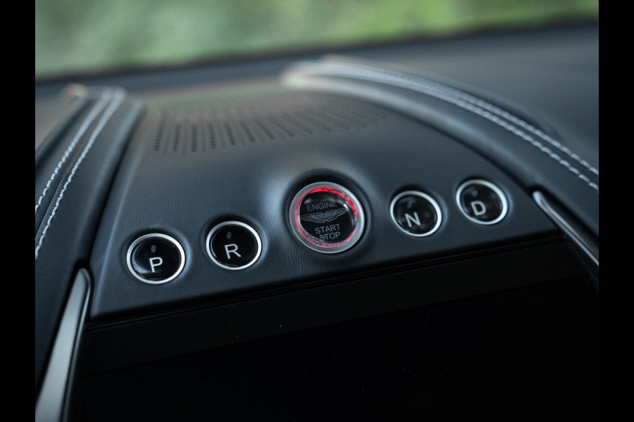 Aston Martin Dbx 550 4.0 V8 | Panoramadak | 360 cam | Premium Audio | Onyx Black | Carbon interior