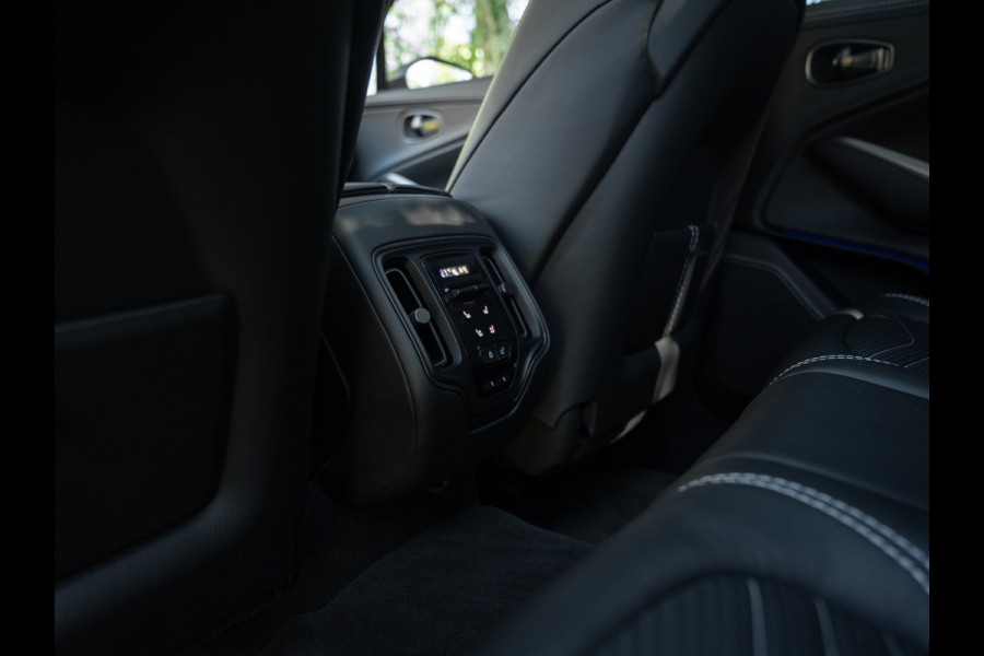 Aston Martin Dbx 550 4.0 V8 | Panoramadak | 360 cam | Premium Audio | Onyx Black | Carbon interior