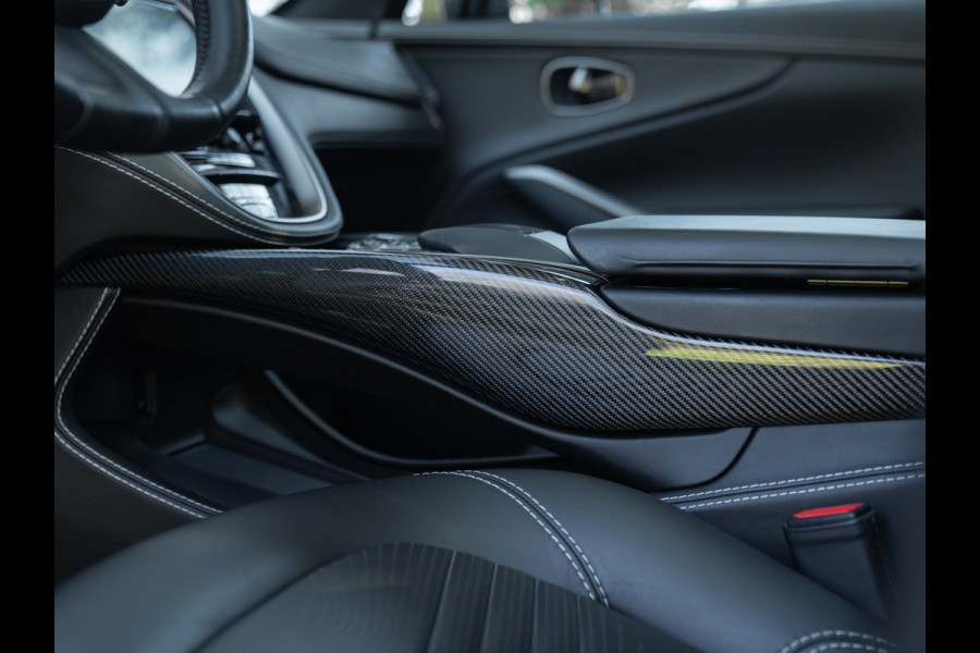 Aston Martin Dbx 550 4.0 V8 | Panoramadak | 360 cam | Premium Audio | Onyx Black | Carbon interior