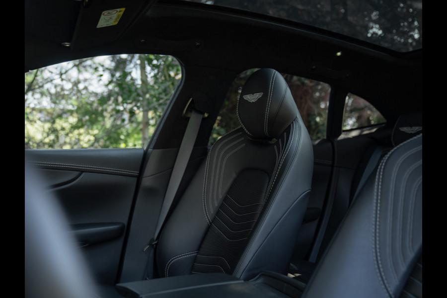Aston Martin Dbx 550 4.0 V8 | Panoramadak | 360 cam | Premium Audio | Onyx Black | Carbon interior