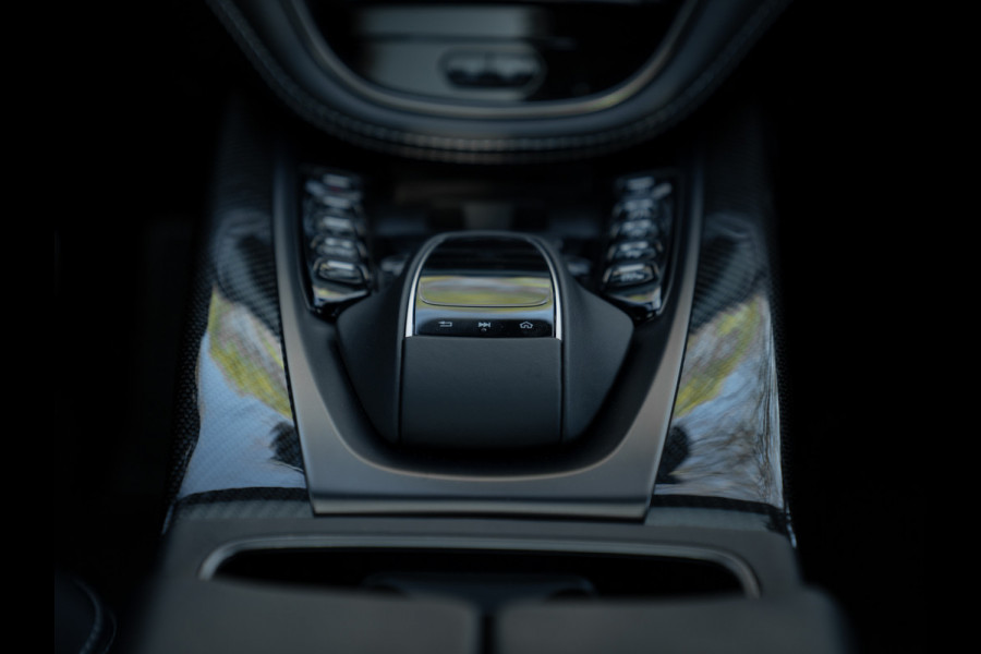 Aston Martin Dbx 550 4.0 V8 | Panoramadak | 360 cam | Premium Audio | Onyx Black | Carbon interior