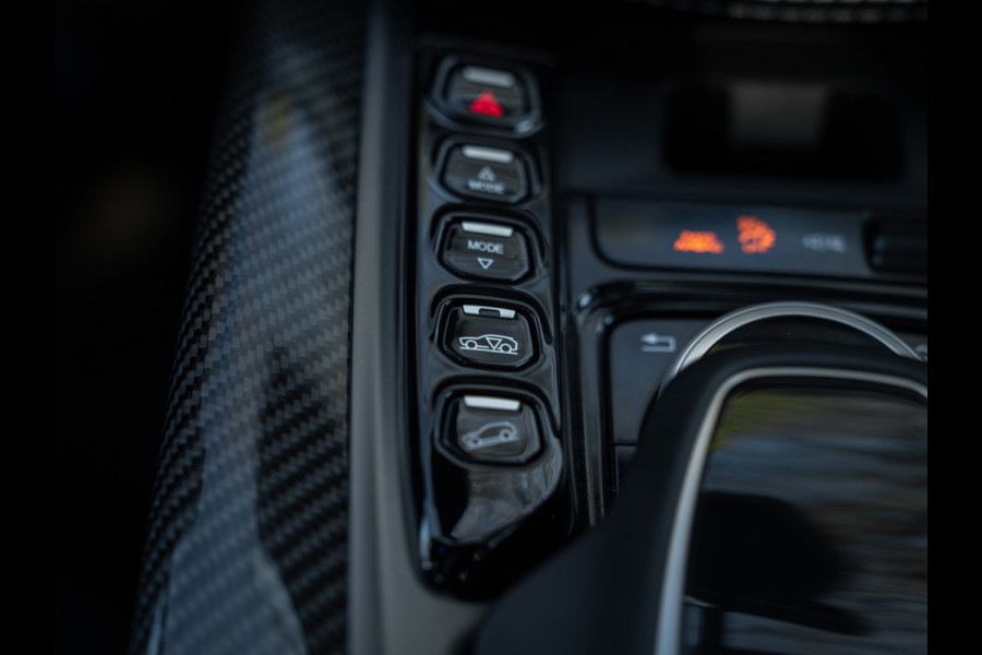 Aston Martin Dbx 550 4.0 V8 | Panoramadak | 360 cam | Premium Audio | Onyx Black | Carbon interior