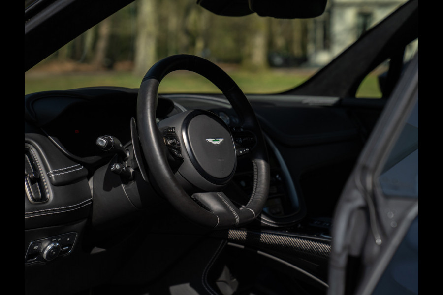 Aston Martin Dbx 550 4.0 V8 | Panoramadak | 360 cam | Premium Audio | Onyx Black | Carbon interior
