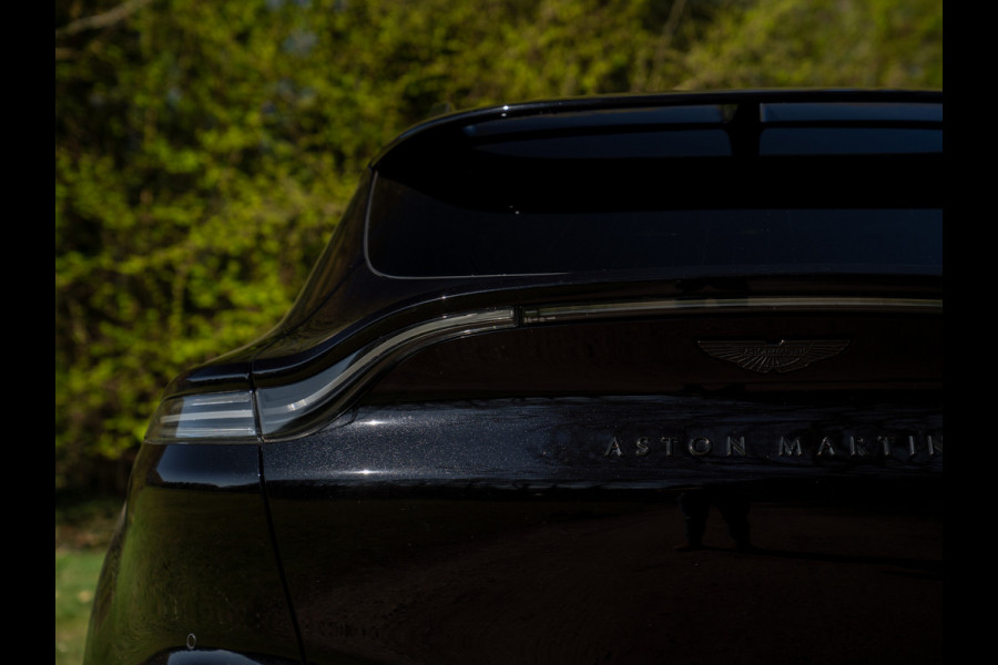 Aston Martin Dbx 550 4.0 V8 | Panoramadak | 360 cam | Premium Audio | Onyx Black | Carbon interior