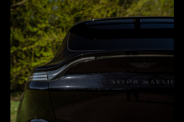 Aston Martin Dbx 550 4.0 V8 | Panoramadak | 360 cam | Premium Audio | Onyx Black | Carbon interior