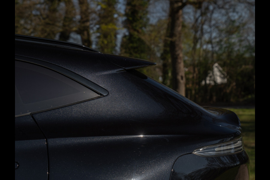 Aston Martin Dbx 550 4.0 V8 | Panoramadak | 360 cam | Premium Audio | Onyx Black | Carbon interior