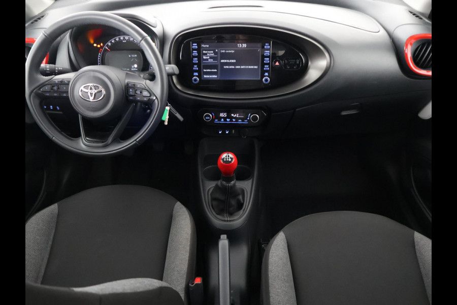 Toyota Aygo X 1.0 VVT-i MT First + Corel Red Pack | Apple Carplay & AndroidAUTO | Camera | Lichtmetalen velgen | Privacy Glass |