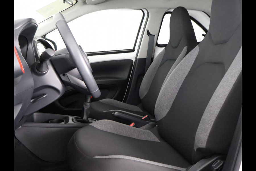Toyota Aygo X 1.0 VVT-i MT First + Corel Red Pack | Apple Carplay & AndroidAUTO | Camera | Lichtmetalen velgen | Privacy Glass |