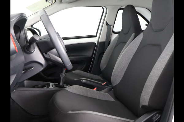 Toyota Aygo X 1.0 VVT-i MT First + Corel Red Pack | Apple Carplay & AndroidAUTO | Camera | Lichtmetalen velgen | Privacy Glass |