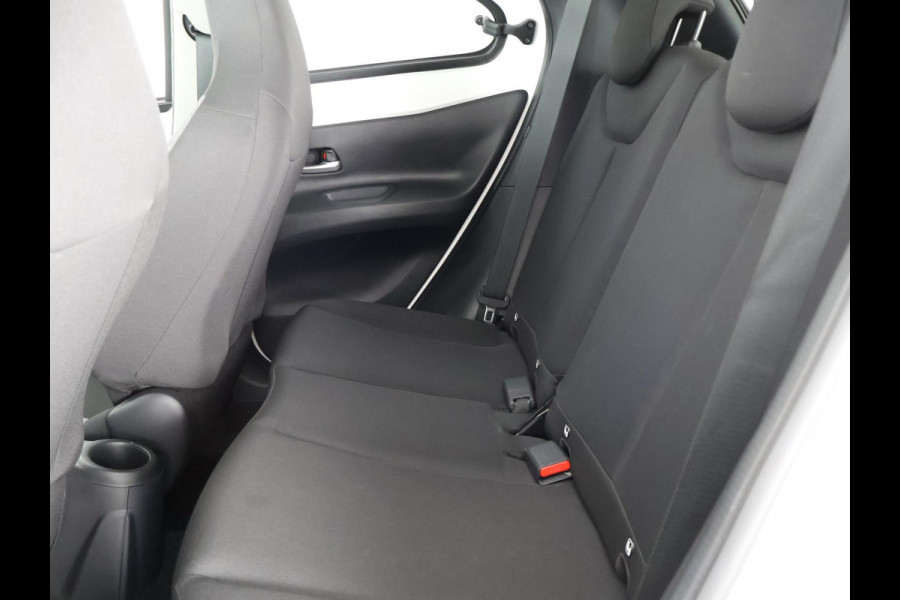 Toyota Aygo X 1.0 VVT-i MT First + Corel Red Pack | Apple Carplay & AndroidAUTO | Camera | Lichtmetalen velgen | Privacy Glass |