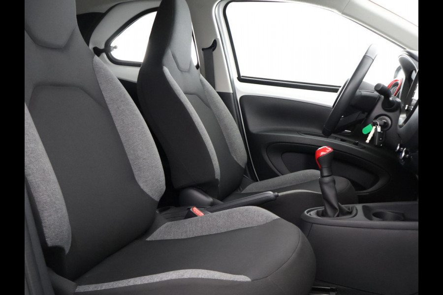 Toyota Aygo X 1.0 VVT-i MT First + Corel Red Pack | Apple Carplay & AndroidAUTO | Camera | Lichtmetalen velgen | Privacy Glass |