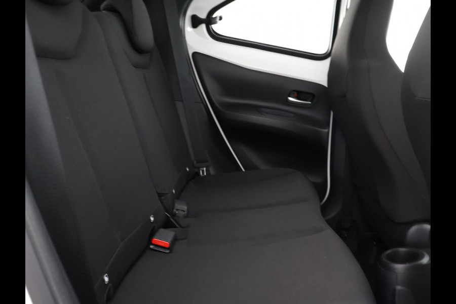 Toyota Aygo X 1.0 VVT-i MT First + Corel Red Pack | Apple Carplay & AndroidAUTO | Camera | Lichtmetalen velgen | Privacy Glass |