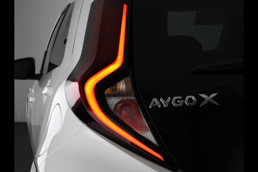 Toyota Aygo X 1.0 VVT-i MT First + Corel Red Pack | Apple Carplay & AndroidAUTO | Camera | Lichtmetalen velgen | Privacy Glass |