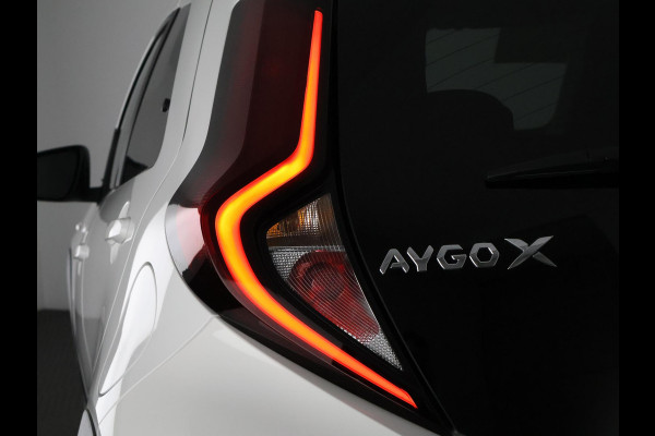 Toyota Aygo X 1.0 VVT-i MT First + Corel Red Pack | Apple Carplay & AndroidAUTO | Camera | Lichtmetalen velgen | Privacy Glass |