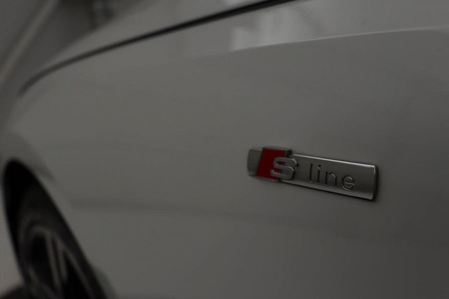 Audi A4 35 TFSI S edition | Carplay | Virtual Cockpit | Zwart Optiek | Sportstoelen | Navigatie | Full LED | Audi Sound | Half leder | S Line
