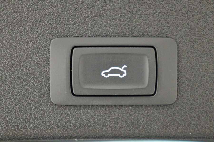 Audi A4 35 TFSI S edition | Carplay | Virtual Cockpit | Zwart Optiek | Sportstoelen | Navigatie | Full LED | Audi Sound | Half leder | S Line