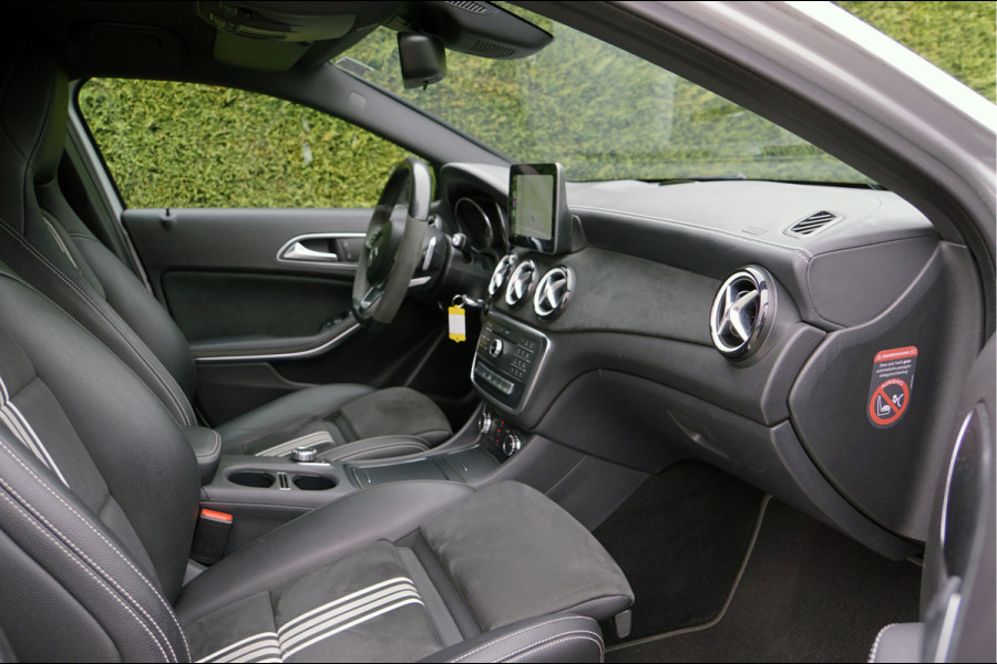 Mercedes-Benz A-Klasse A 180 AMG line WhiteArt Edition Night | Camera Sfeerverlichting Carplay