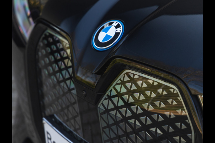 BMW iX M60 - Pano - Bowers & Wilkins - Trekhaak - Stoelventilatie