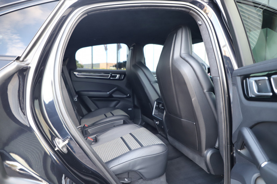 Porsche Cayenne Coupé 3.0 E-Hybrid Aut8 | 463PK | Sport-design | Achterasbesturing | Luchtvering | Matrix-led | Bose | Sport-chrono | Sfeerverlichting