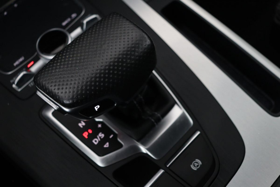 Audi Q5 50 TFSIe quattro S edition | Panoramadak | Trekhaak | Adaptive cruise | Massage | Luchtvering | Camera | Stoelverwarming | Carplay | Half leder | Virtual Cockpit | Audi Exclusive Lak