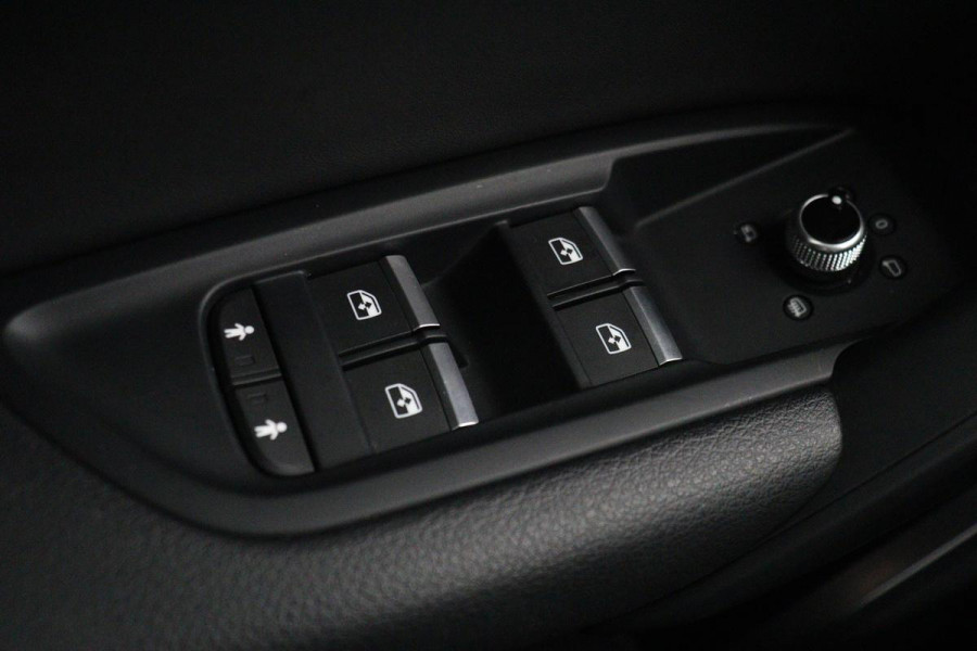 Audi Q5 50 TFSIe quattro S edition | Panoramadak | Trekhaak | Adaptive cruise | Massage | Luchtvering | Camera | Stoelverwarming | Carplay | Half leder | Virtual Cockpit | Audi Exclusive Lak