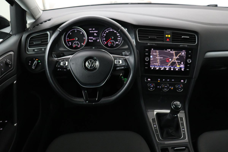 Volkswagen Golf 1.6 TDI Comfortline | Trekhaak | Carplay | Adaptive cruise | Navigatie | Climate control | Parkeerhulp | LED | Bluetooth | Regen-/lichtsensor