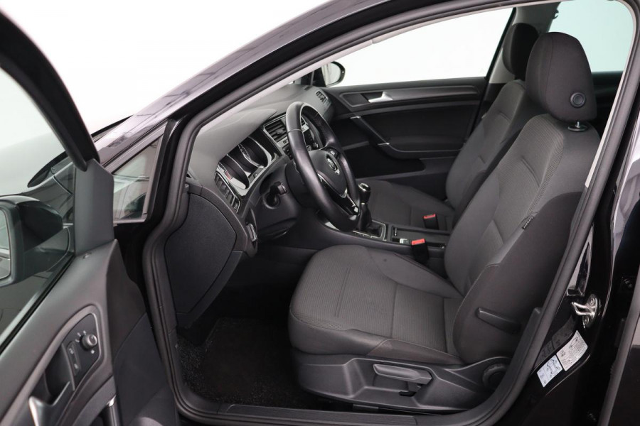 Volkswagen Golf 1.6 TDI Comfortline | Trekhaak | Carplay | Adaptive cruise | Navigatie | Climate control | Parkeerhulp | LED | Bluetooth | Regen-/lichtsensor