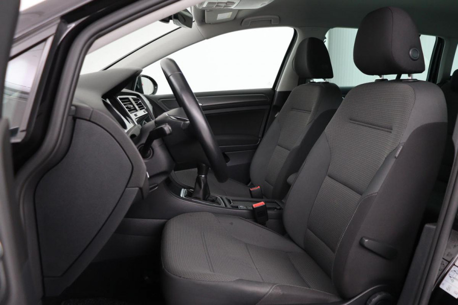 Volkswagen Golf 1.6 TDI Comfortline | Trekhaak | Carplay | Adaptive cruise | Navigatie | Climate control | Parkeerhulp | LED | Bluetooth | Regen-/lichtsensor