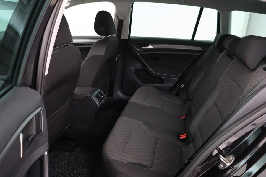 Volkswagen Golf 1.6 TDI Comfortline | Trekhaak | Carplay | Adaptive cruise | Navigatie | Climate control | Parkeerhulp | LED | Bluetooth | Regen-/lichtsensor