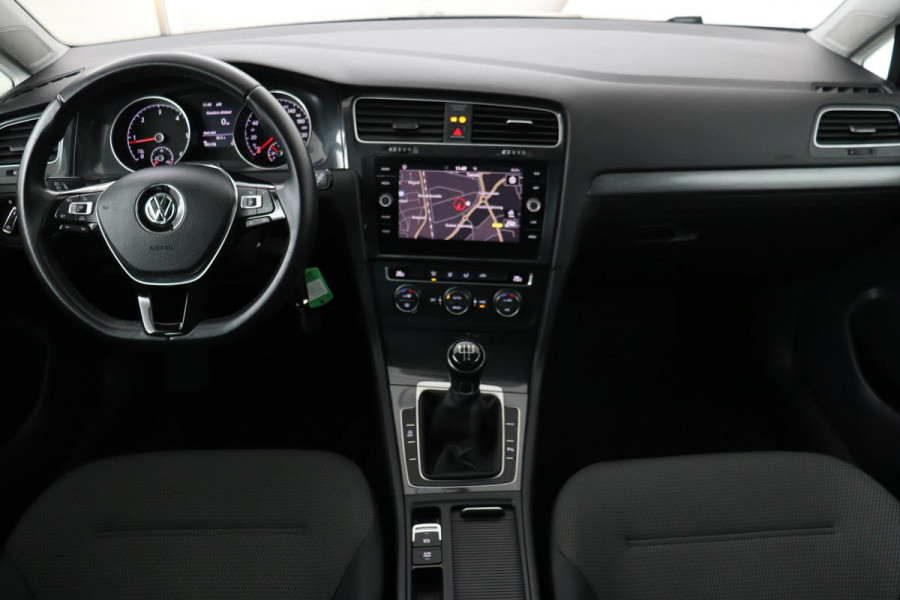 Volkswagen Golf 1.6 TDI Comfortline | Trekhaak | Carplay | Adaptive cruise | Navigatie | Climate control | Parkeerhulp | LED | Bluetooth | Regen-/lichtsensor