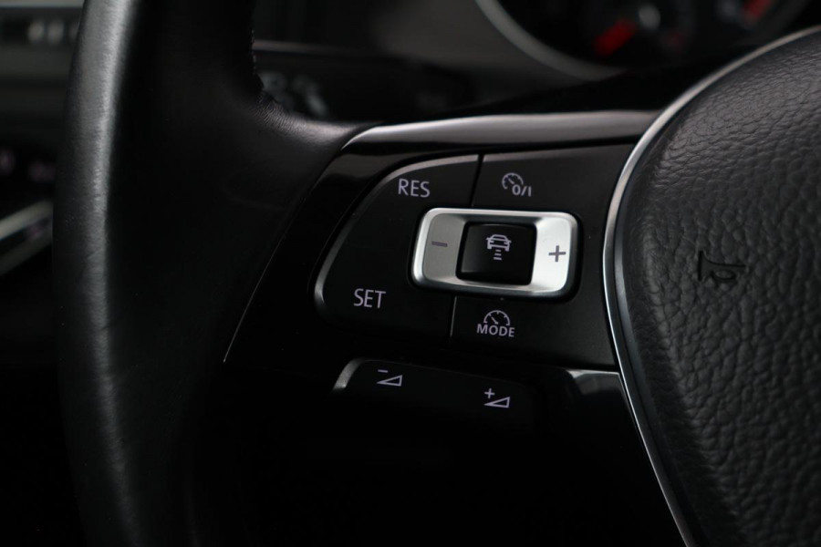 Volkswagen Golf 1.6 TDI Comfortline | Trekhaak | Carplay | Adaptive cruise | Navigatie | Climate control | Parkeerhulp | LED | Bluetooth | Regen-/lichtsensor