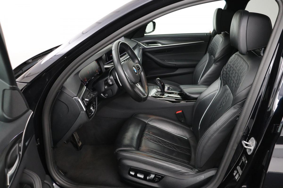 BMW 5 Serie 530i M Sport | Panoramadak | Adaptive cruise | Stoel & stuurverwarming | Head-Up | Trekhaak | Laserlight | Sfeerverlichting | Carplay | Nappaleder | Navigatie | Memory | Camera | Live Cockpit