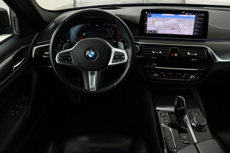 BMW 5 Serie 530i M Sport | Panoramadak | Adaptive cruise | Stoel & stuurverwarming | Head-Up | Trekhaak | Laserlight | Sfeerverlichting | Carplay | Nappaleder | Navigatie | Memory | Camera | Live Cockpit