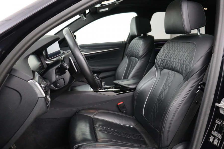 BMW 5 Serie 530i M Sport | Panoramadak | Adaptive cruise | Stoel & stuurverwarming | Head-Up | Trekhaak | Laserlight | Sfeerverlichting | Carplay | Nappaleder | Navigatie | Memory | Camera | Live Cockpit