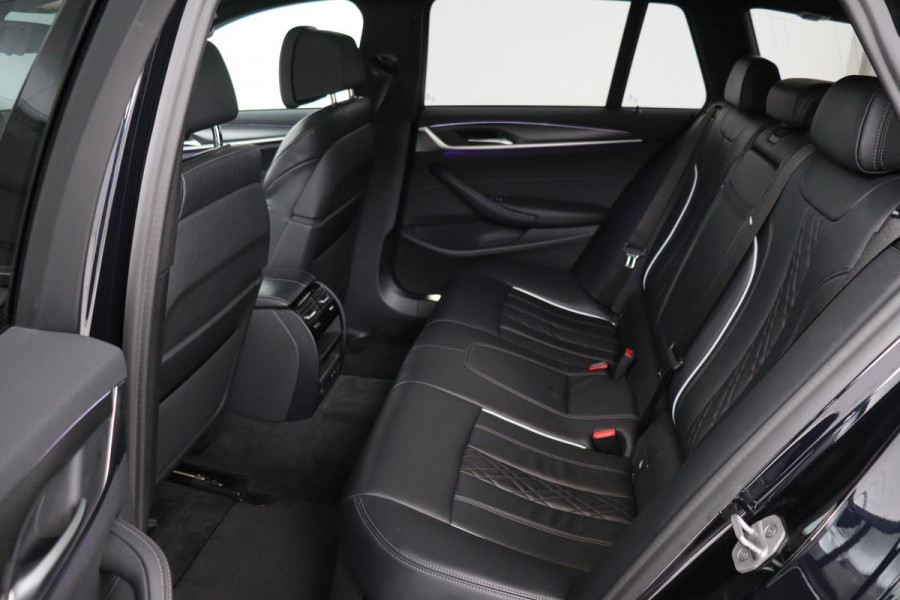 BMW 5 Serie 530i M Sport | Panoramadak | Adaptive cruise | Stoel & stuurverwarming | Head-Up | Trekhaak | Laserlight | Sfeerverlichting | Carplay | Nappaleder | Navigatie | Memory | Camera | Live Cockpit